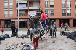 Una acció a Salt converteix deixalles en una obra d'art