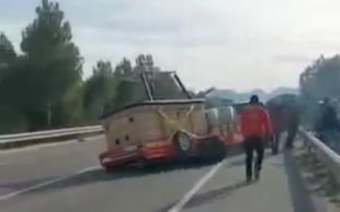 Un ferit i tallada la C-31 a Viladamat per un xoc entre dos vehicles