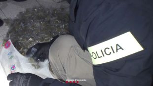 Quatre ocupes detinguts, un d'ells menor, que traficaven marihuana en un pis a Salt