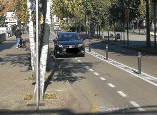 Pamplona alerta de la ''perillositat'' de les pilones al carril bici de Lluís Pericot a Girona