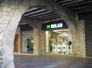 Besalú i Roses s'uneixen per impulsar el comerç de proximitat als nuclis antics