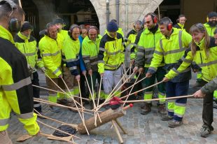 Treballadors reclamen els augments acordats a l'Ajuntament de Girona amb un tió: ''Madrenas, caga les peles'''
