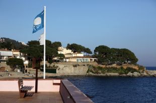 87 platges i 24 ports catalans ja poden hissar la Bandera Blava
