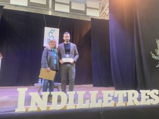 Tret de sortida a la 5a fira Indilletres de la Bisbal, un ''aparador'' de més de 160 metres de llibres