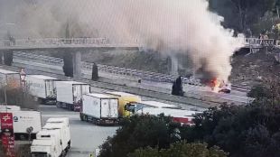 Un vehicle incendiat obliga a tallar l'AP-7 a la Jonquera en sentit Girona