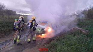 Els Bombers extingeixen l'incendi a un vehicle en un camí de Peralada