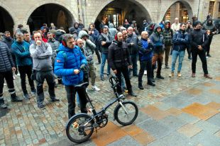Un cobrador del frac contractat per la Policia Municipal de Girona perseguirà la regidora d'Hisenda en campanya