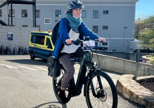 Els professionals de l'ABS Palamós fan atenció domiciliària amb una bicicleta elèctrica