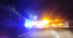 Un accident entre tres cotxes, un autobús i un camió tallen la C-65 a Llambilles