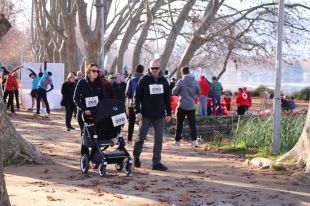 Banyoles completa les mil voltes a l'estany per recollir fons per La Marató de TV3