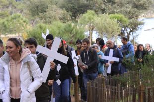 SOS Costa Brava desplega creus a la pineda d'en Gori en protesta pel tercer edifici projectat