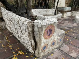 L'Escala inicia els treballs de restauració dels bancs modernistes al Clos del Pastor