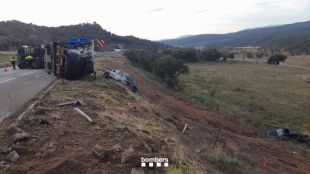 Un tràiler que transportava cotxes bolca a l'AP-7 a la Jonquera i genera llargues cues