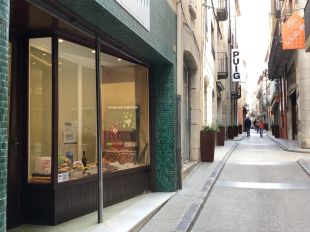 Torroella decora cinc aparadors buits amb productes locals i del Parc Natural