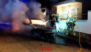S'incendia un cotxe de matinada aparcat en un carrer de Vidreres
