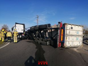 Un camió bolcat a Riudellots de la Selva obliga a donar pas alternatiu en una rotonda