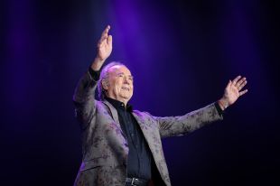 Serrat posa punt i final a seixanta anys damunt dels escenaris