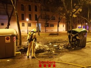 Segona nit de contenidors cremats a Girona amb tres incendis i onze unitats afectades