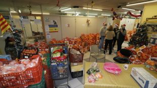 Augmenta el nombre de famílies que reben el lot de Nadal de Càritas Blanes