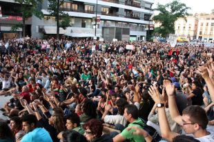 Uns 3.000 'indignats' es manifesten a Girona contra la crisi econòmica i la classe política 