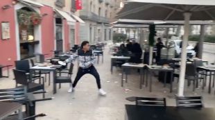Destrossen la terrassa d'un bar a Figueres durant una baralla a ple dia