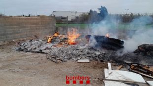 Els Bombers extingeixen un incendi en un solar de Vilatenim