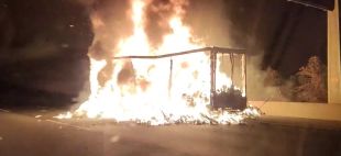 Crema un camió carregat de roba a l'AP-7 a Vilablareix i complica el trànsit