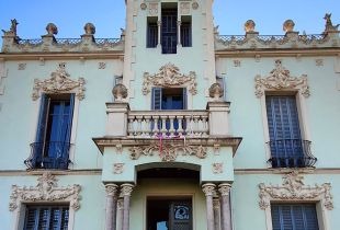 Roben les banderes i pancartes penjades del balcó de l'Ajuntament de Cassà de la Selva