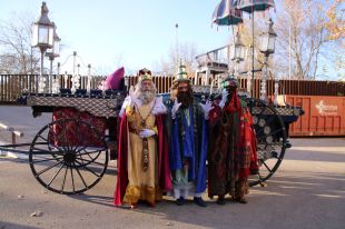 El tres Reis d'Orient arriben a Girona sobre carrosses de pedals
