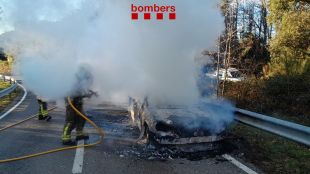 S'incendia un cotxe completament a la GI-505 a La Vajol