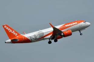 Un avió que sobrevola encerclant Girona desperta la curiositat dels veïns
