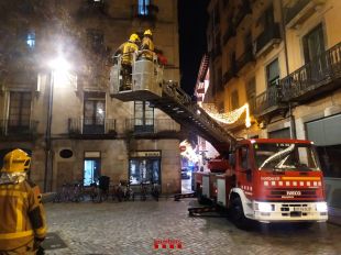 Els Bombers rescaten un colom atrapat en un arbre del Barri Vell de Girona