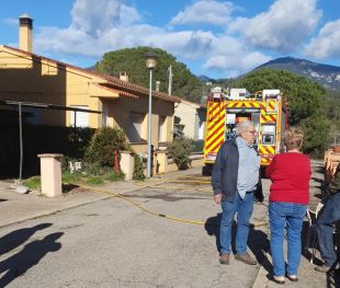 S'incendia una pila de llenya sota el porxo d'una casa a Besalú