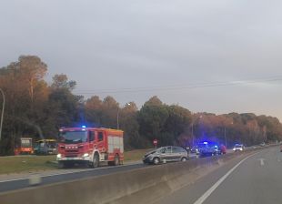 Tallada la C-66 a Palol de Revardit en sentit Girona pel xoc entre dos vehicles