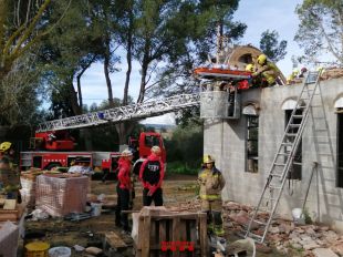 Dos operaris ferits de gravetat en unes obres a Torroella de Montgrí