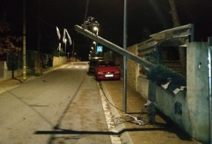 Els Bombers atenen 12 avisos a la regió de Girona pel vent amb arbres o cablejat elèctric caiguts