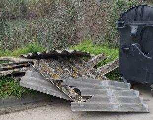 Palafrugell investiga el responsable d'un abocament d'amiant a la via pública
