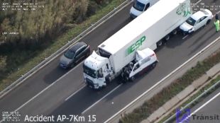 Topada a l'AP-7 a Biure d'Empordà entre un camió, una furgoneta i un turisme