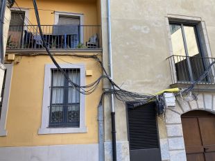 Els veïns del Barri Vell de Girona es queixen de la instal·lació provisional de llum al Modern