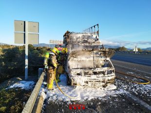 S'incendia una furgoneta al voral de l'AP-7 a Pont de Molins