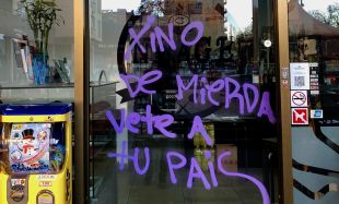 Pintada racista a la porta d'un bar de Girona
