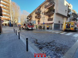 Rescaten una persona i els seus gossos en l'incendi a un pis de Figueres