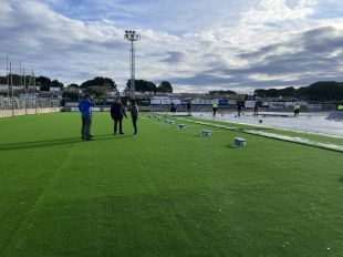 L'Escala comença a col·locar la nova gespa artificial al camp de futbol