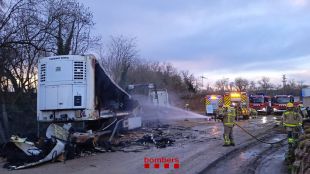 S'incendia un remolc carregat de farina en una empresa de Cornellà del Terri