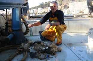 Els pescadors catalans recullen 70.000 litres de deixalles marines del litoral durant el 2022