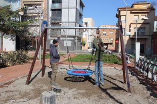 Girona crea una nova zona de jocs infantils a la plaça del carrer del Riu Freser