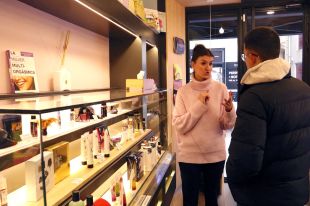Un sex shop ofereix espais d'assessorament a la dona en totes les etapes de la vida