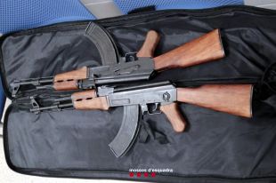 Detinguts dos homes que transportaven dos fusells AK-47 a Garrigàs