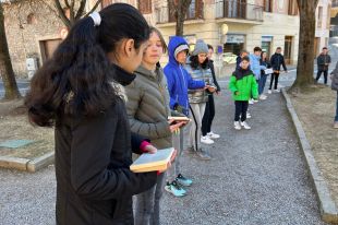 Cadena humana amb estudiants a Sant Joan de les Abadesses per traslladar els llibres a la nova biblioteca