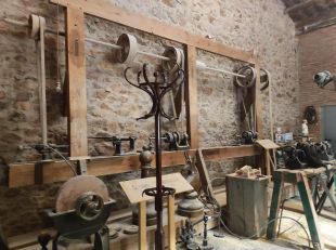 Sant Hilari Sacalm reobre el centre de torneria amb una zona de taller i una altra de museu